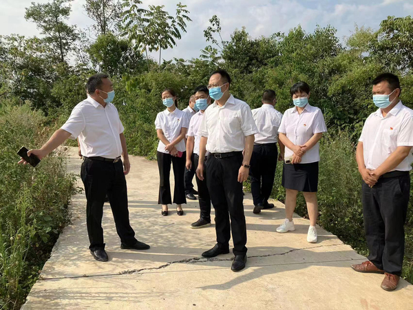 张世忠带队到<font color='red'>东</font>青镇讲授专题党课  督导疫情防控、防汛抗旱等工作