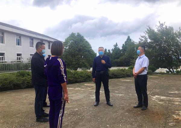 冯明到<font color='red'>东</font>青镇、白鹤乡开展巡河、晚秋生产、安全生产督导等工作