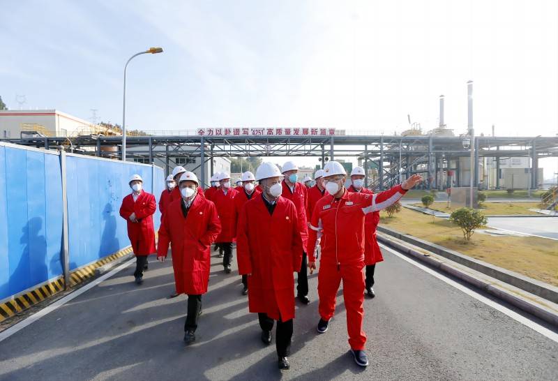 何树<font color='red'>平</font>与河北德金玻璃有限公司董事长胡建军交流深化合作事宜