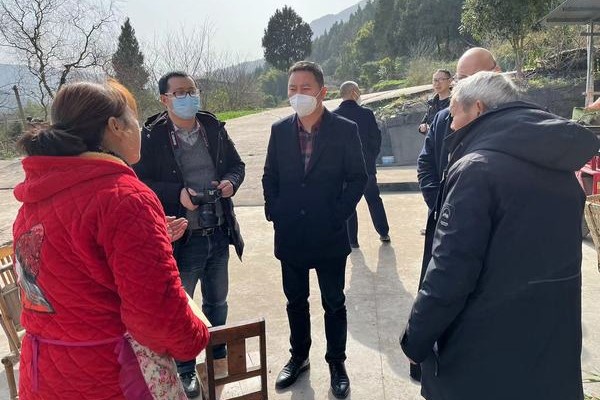 <font color='red'>李</font><font color='red'>汀</font>到三川镇开展春节慰问并宣讲县委十四届三次全会精神