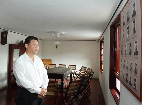 2015年2月13日至16日，习近平在延安市延川县文安驿镇梁家河村调研时同村民边走边聊。