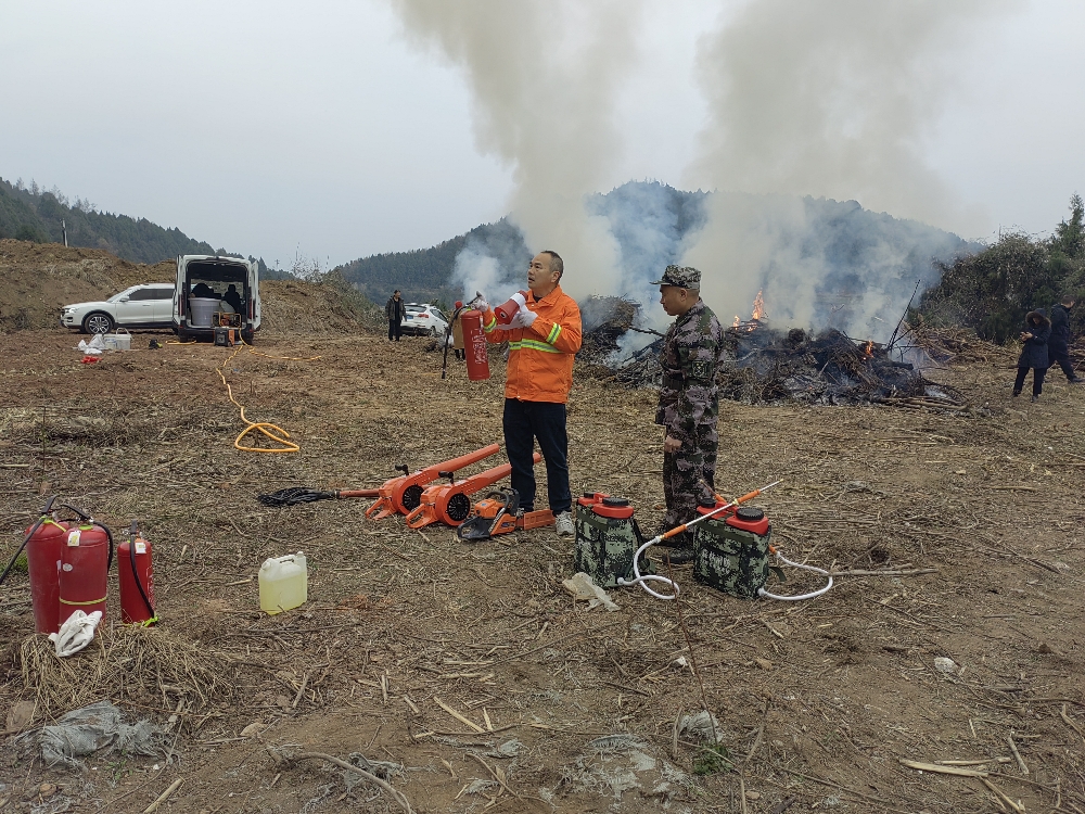 东<font color='red'>青</font>镇开展森林火情早期处置暨森林火灾应急演练