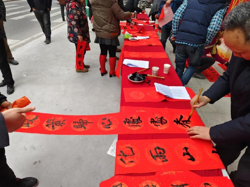 <font color='red'>岳</font><font color='red'>东</font>镇法治春联送祝福翰墨飘香添年味