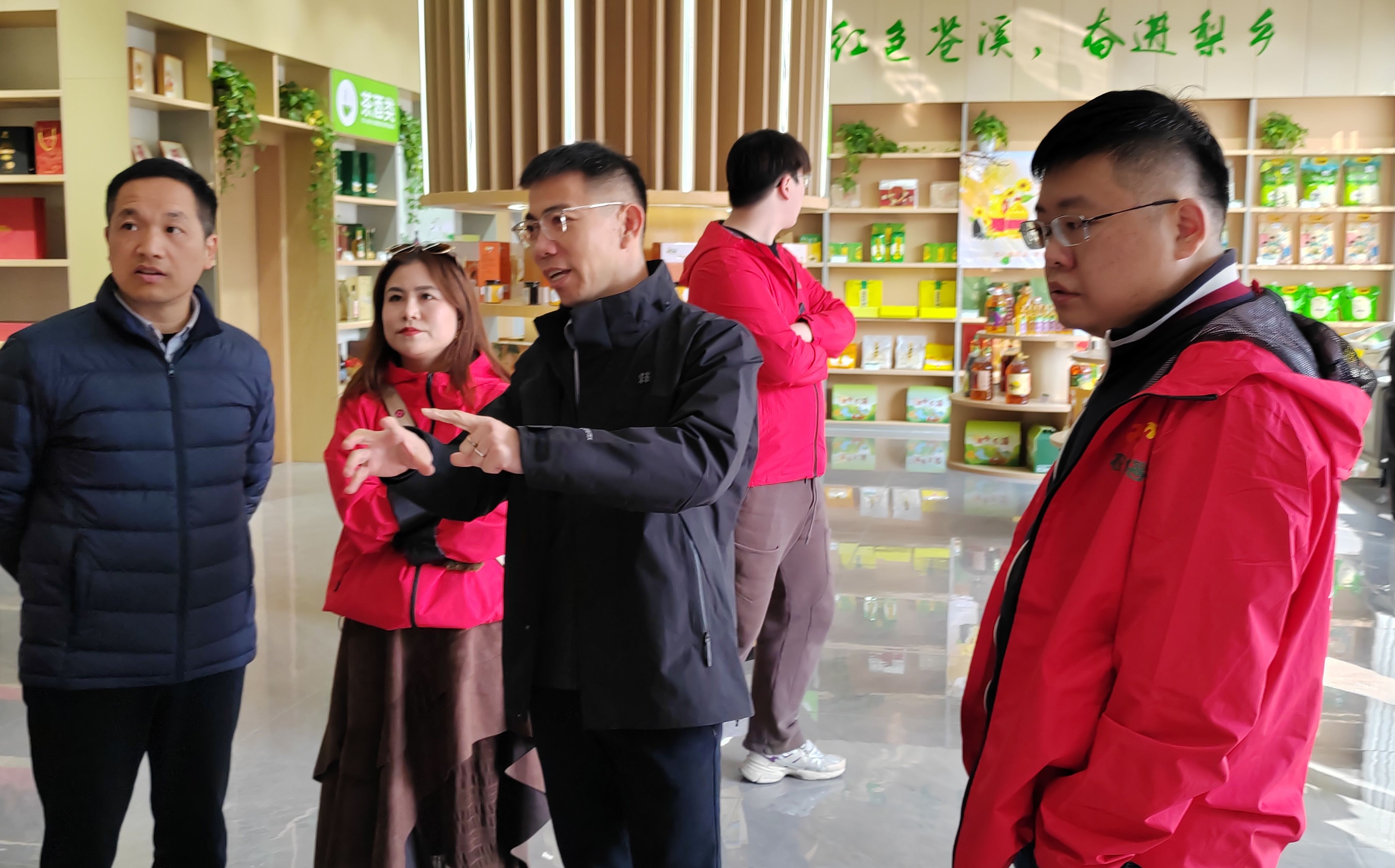 俞廷尚带领浙江农创客协会发展联合会成员来苍溪县开展...