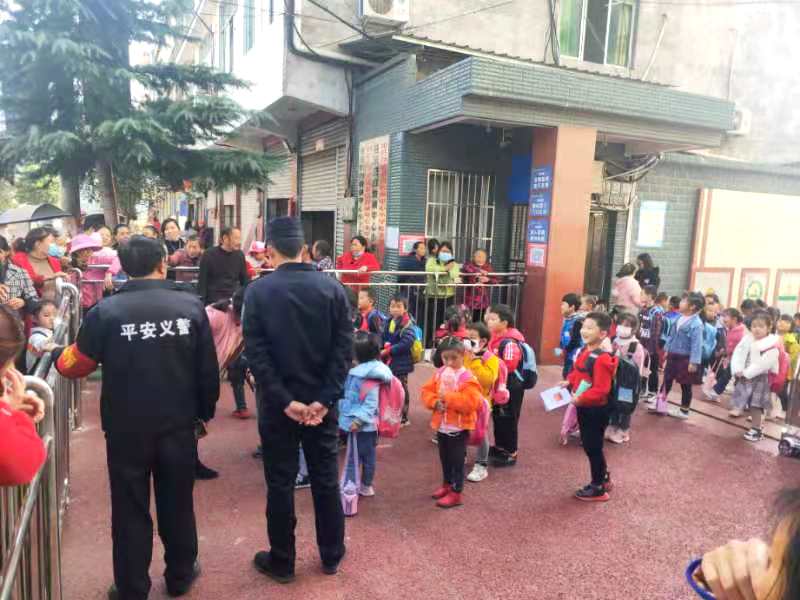 <font color='red'>东</font>青派出所积极开展护校安园工作