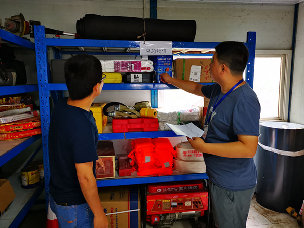 执法人员正在现场检查企事业单位应急物资储备情况.