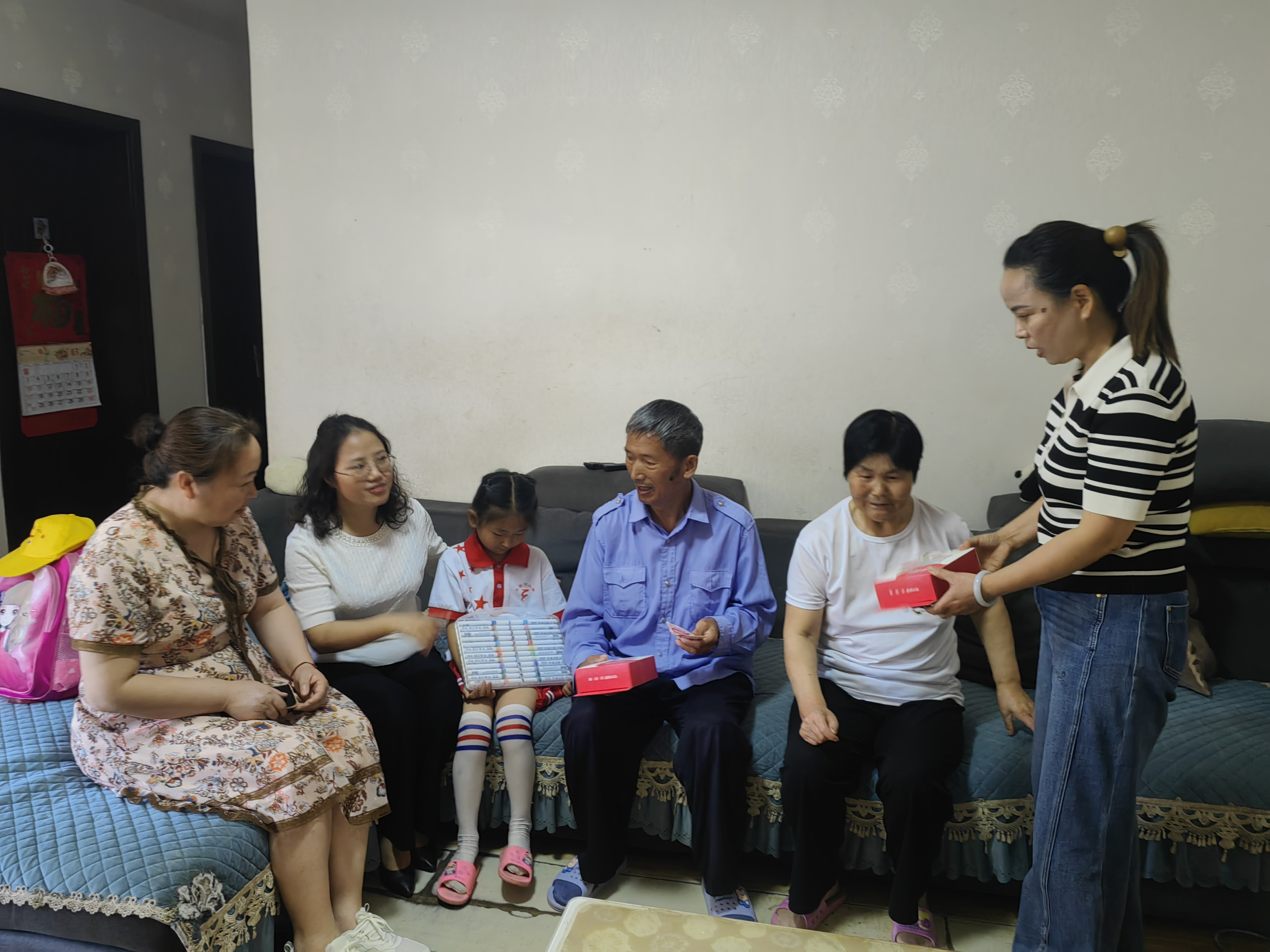 <font color='red'>陵</font><font color='red'>江</font><font color='red'>镇</font>开展“情暖六一”困境儿童走访慰问活动