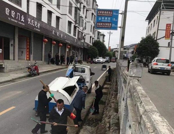 <font color='red'>东</font>青镇：开展环境卫生大整治