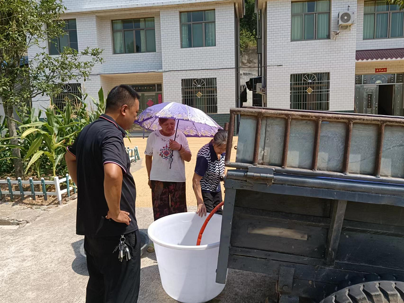 <font color='red'>东</font>青镇送水到门口 抗旱润民心