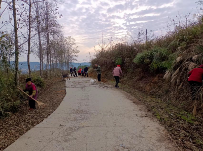 <font color='red'>东</font>溪镇积极开展冬季公路岁修行动