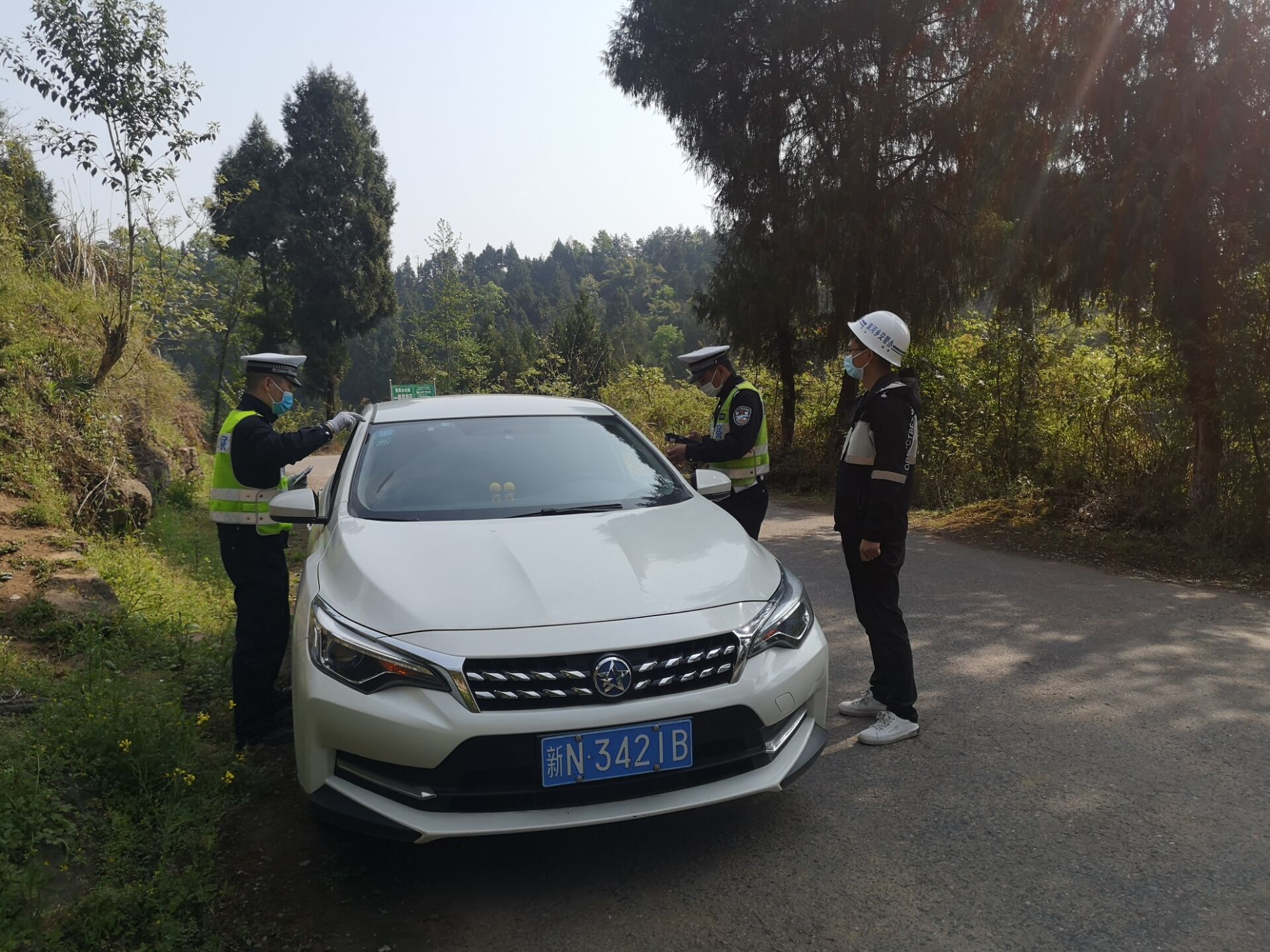 行动,此次联合执法共进行交通劝导50余人次,查处无证驾驶摩托车5起