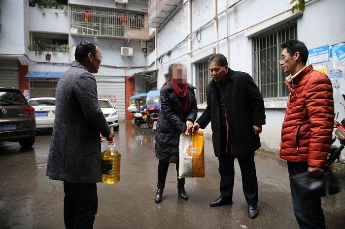 县司法局春节前走访慰问社区服刑人员和安置帮教<font color='red'>人员</font>