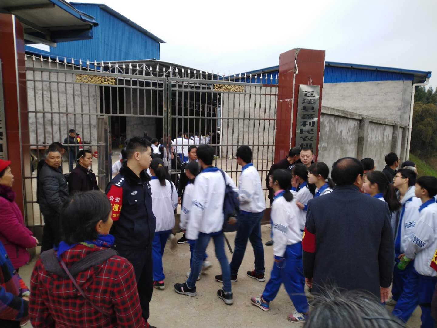 东<font color='red'>青</font>派出所圆满完成第三届白桥菜花节、第四届八庙钓鱼节安保任务