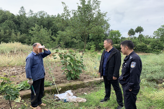 五龙司法所联合派出所走访重点安置帮教<font color='red'>人员</font>