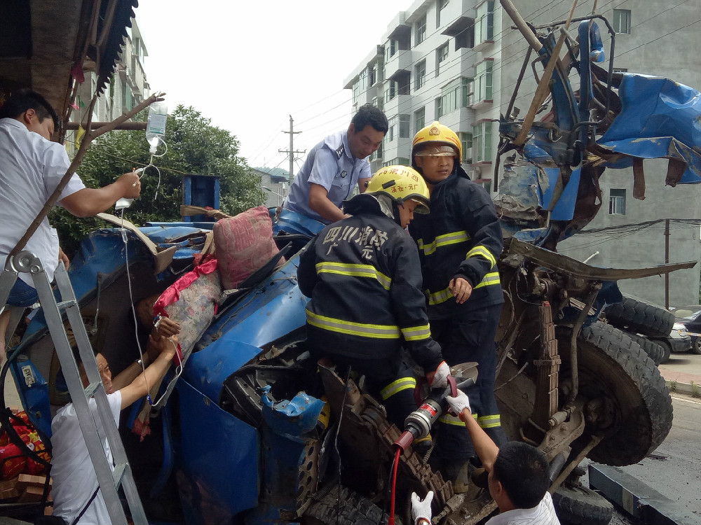 文昌派出所成功救助一名交通事故被困<font color='red'>人员</font>